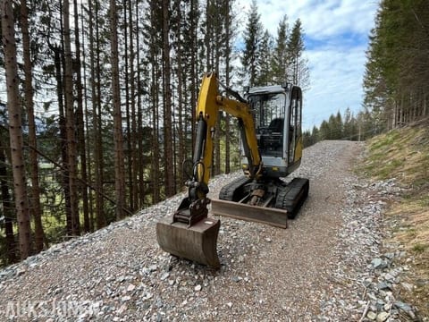 2013 Wacker Neuson ET24 VDS mini excavator, front three-quarter view