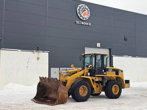 2003 Caterpillar 938G wheel loader, front three-quarter view
