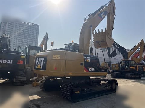 Caterpillar 320D rupsgraafmachine uit 2011, achteraanzicht driekwart