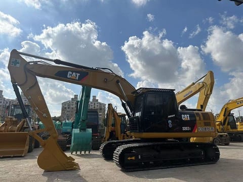 Caterpillar 320D2 rupsgraafmachine uit 2023, zijaanzicht