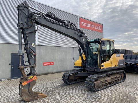 2013 Volvo EC140DL crawler excavator, side view