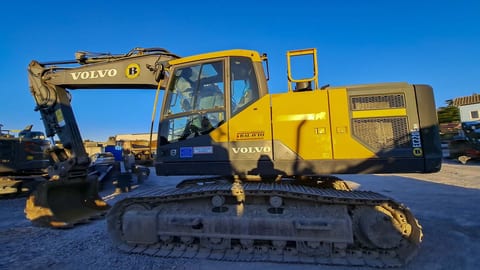2015 Volvo EC220ENH crawler excavator, side view