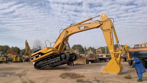 2006 Caterpillar 330BL crawler excavator side view