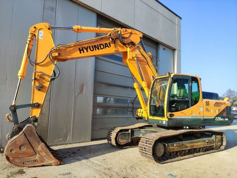 2015 Hyundai R220NLC-9A crawler excavator, side view