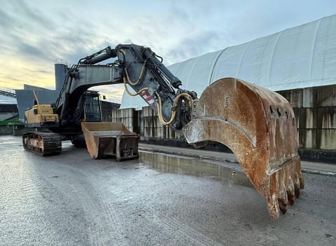 2007 Volvo EC460BLC crawler excavator, side view with bucket