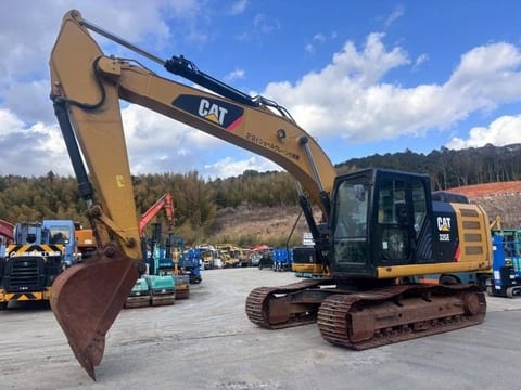 2016 Caterpillar 320E crawler excavator, side profile view