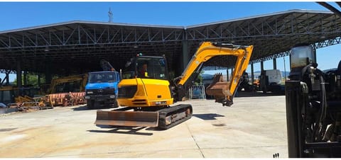 JCB 86C-2 crawler excavator, front three-quarter view
