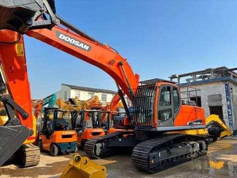 2022 Doosan DX300LC-9C excavator, side view 2022 Doosan DX300LC-9C excavator, side view