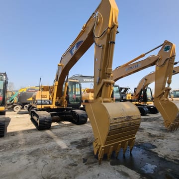 Гусеничний екскаватор 2023 Caterpillar 320CL, передній три чверті ракурс