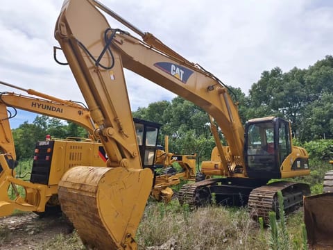 2018 Caterpillar 325C crawler excavator, side view