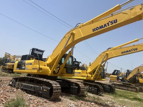 2022 Komatsu PC400-8 crawler excavator, side view 2022 Komatsu PC400-8 crawler excavator, side view