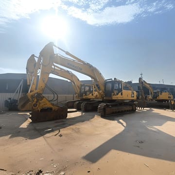 2020 Komatsu PC460-8 excavator, side view