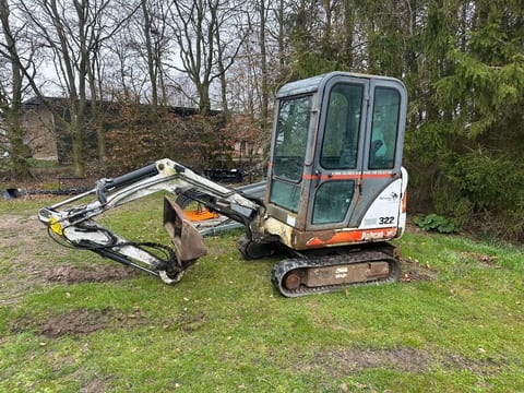 2000 Bobcat 322 mini excavator, side view