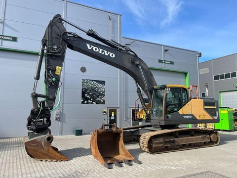 2017 Volvo EC300EL crawler excavator, side profile view