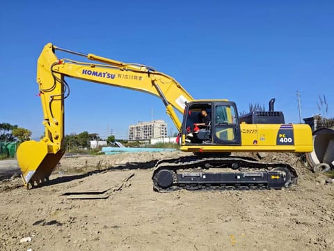 Komatsu PC400-8 crawler excavator, side view Komatsu PC400-8 crawler excavator, side view