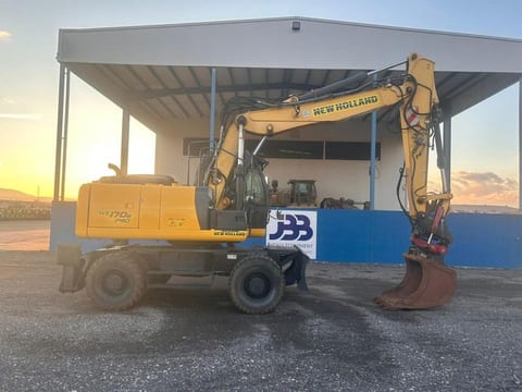 2013 New Holland WE170B wheel excavator side view