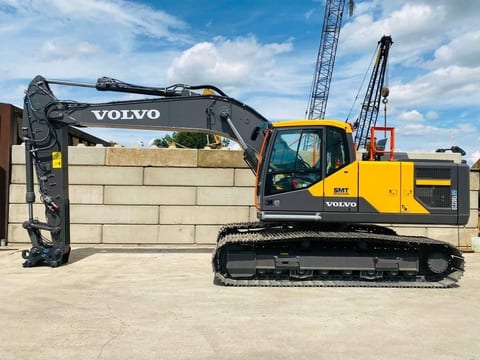 2024 Volvo EC220EL crawler excavator, side view