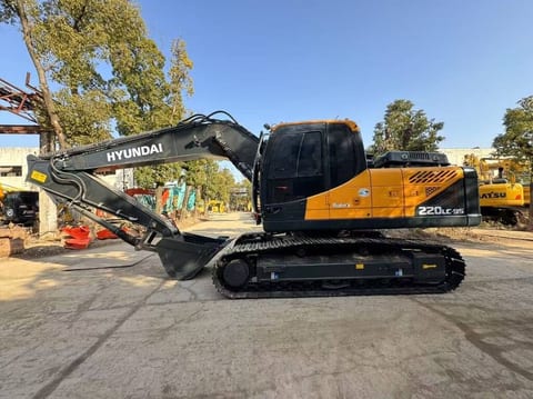 2024 Hyundai R220LC-9S crawler excavator, side profile view