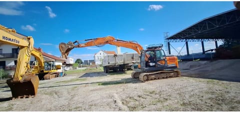 Doosan DX140LC-5 crawler excavator, side view Doosan DX140LC-5 crawler excavator, side view