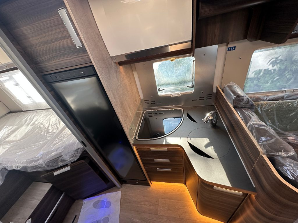 New Semi-integrated motorhome LAIKA ECOVIP L 3019 – CHIAVI IN MANO