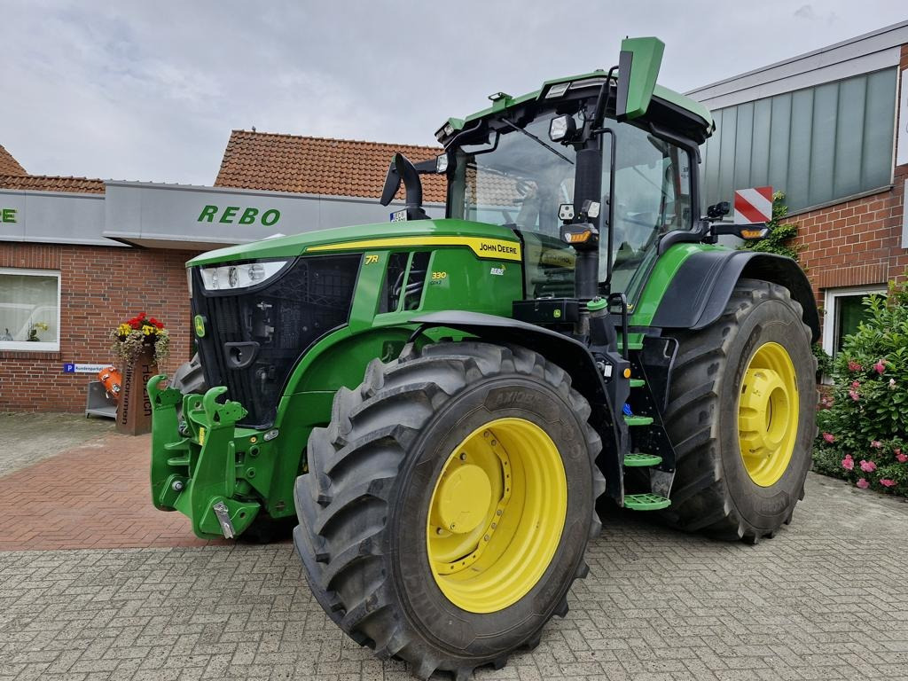 New Farm tractor John Deere TRAKTOR 7R330