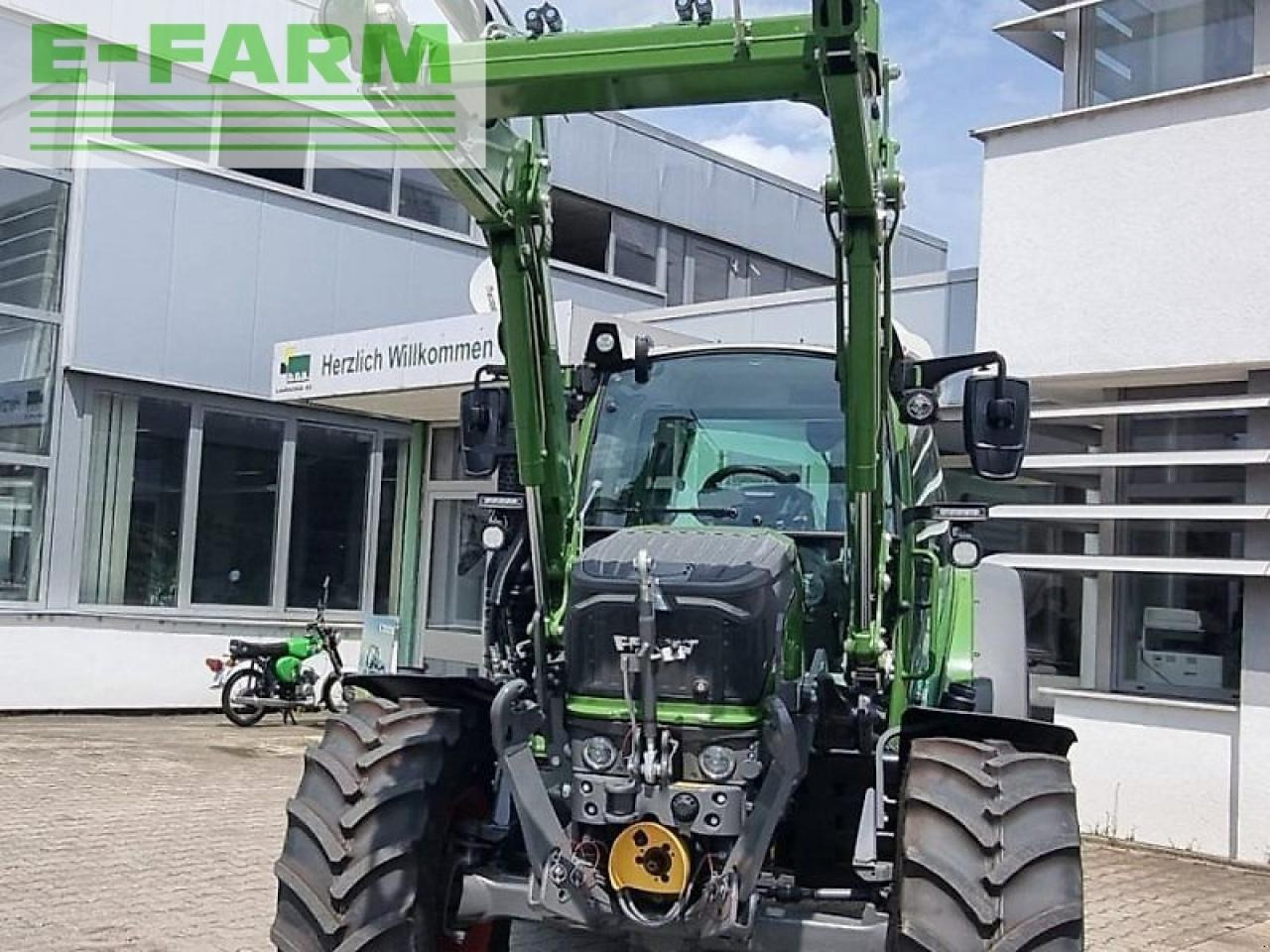 Farm tractor Fendt 211 vario