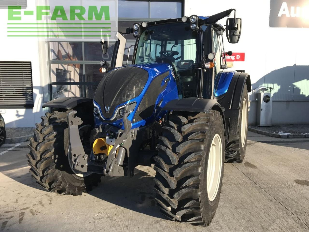 Farm tractor Valtra n175 versu