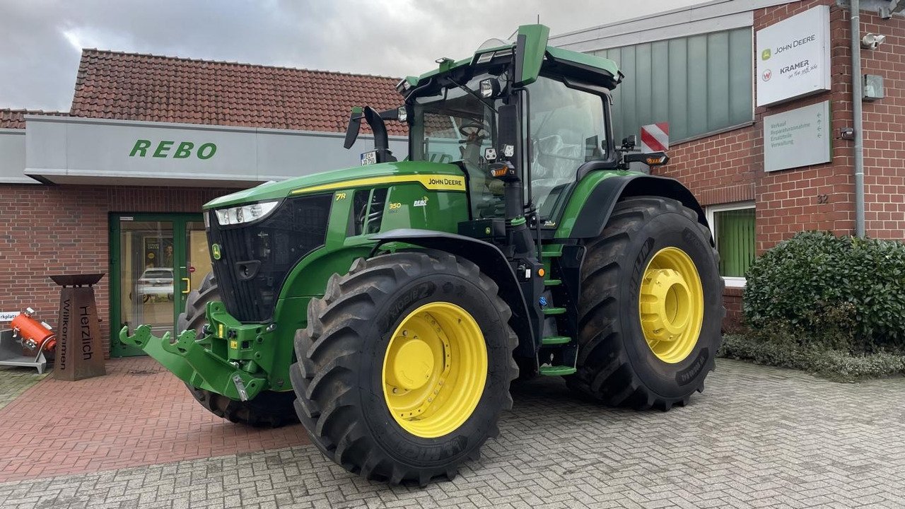 New Farm tractor John Deere TRAKTOR 7R350