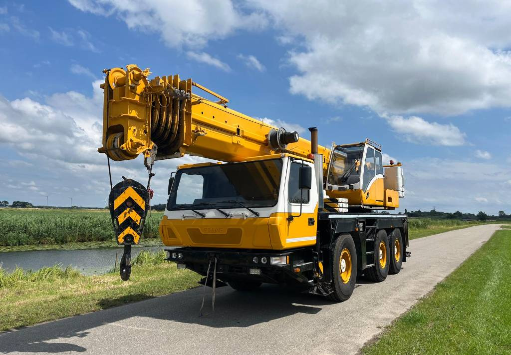 All terrain crane Grove GMK 3055