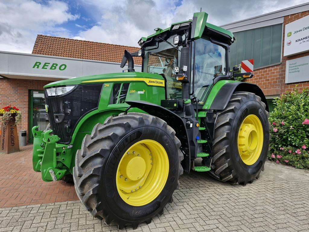 New Farm tractor John Deere TRAKTOR 7R330