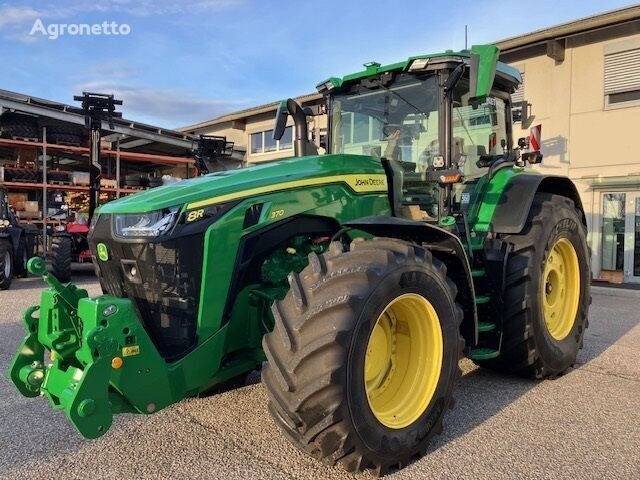 Farm tractor John Deere 8R370