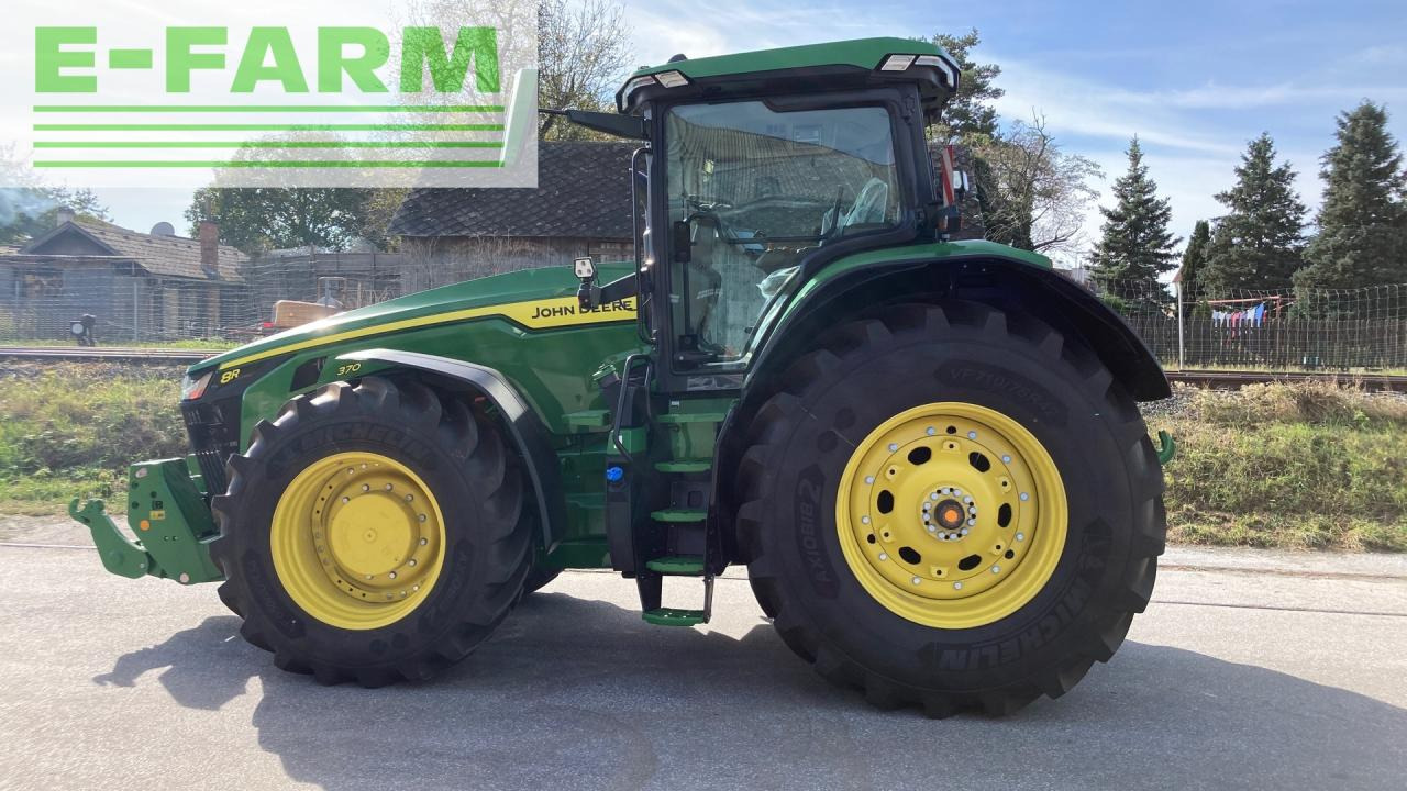 Farm tractor John Deere 8R370