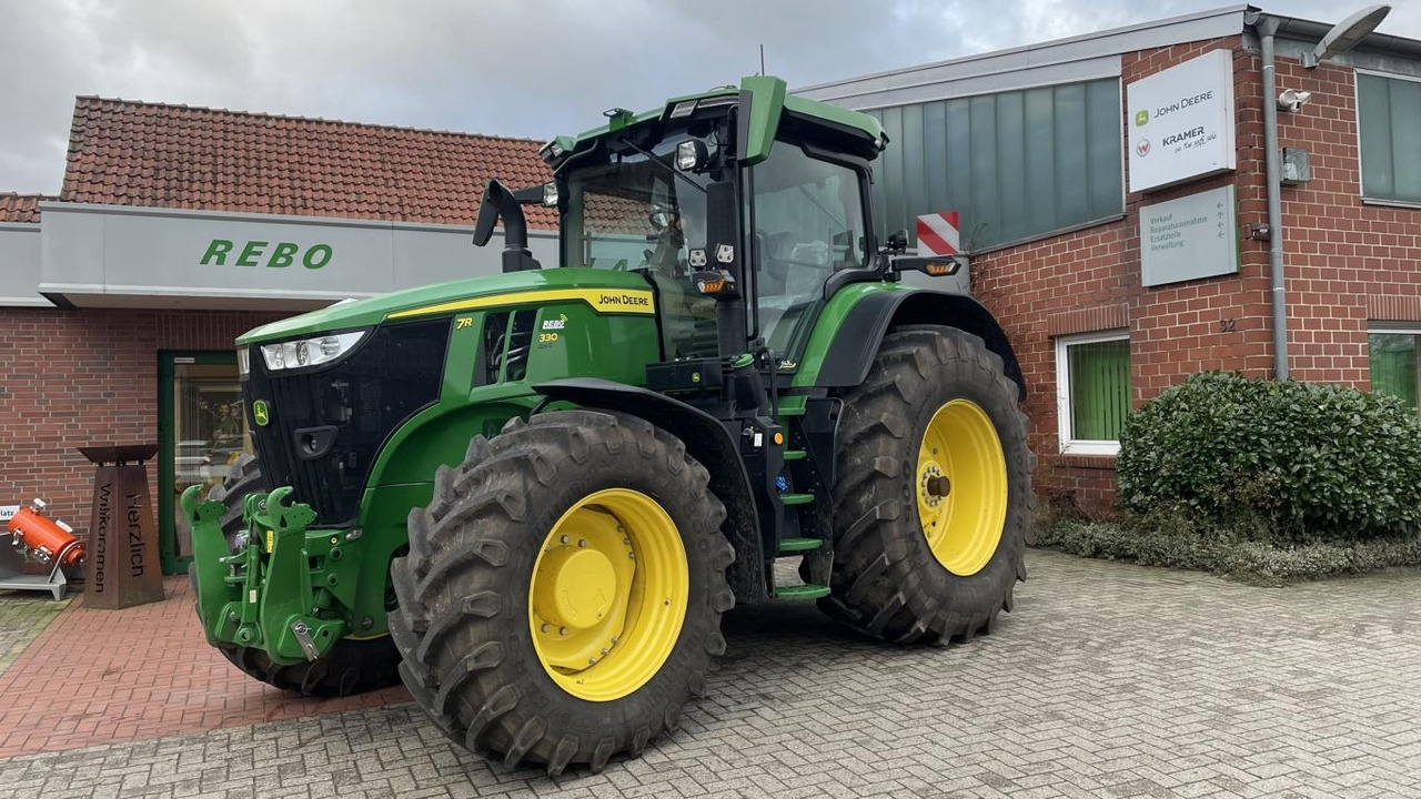 New Farm tractor John Deere TRAKTOR 7R330