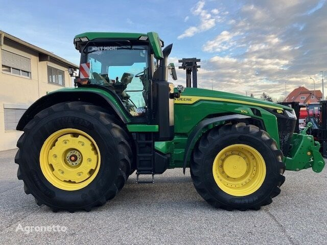 Farm tractor John Deere 8R370