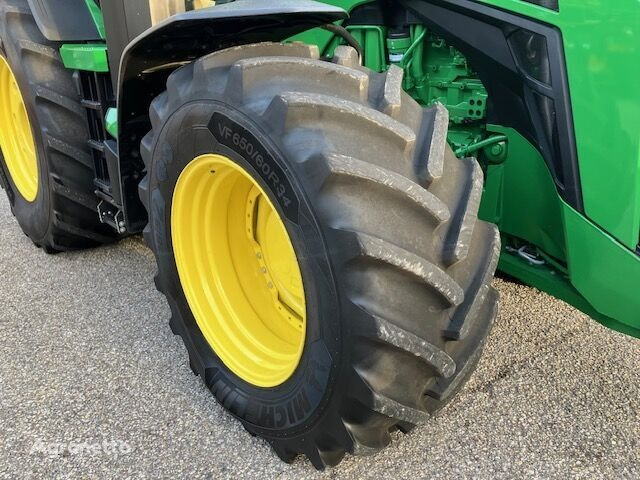 Farm tractor John Deere 8R370