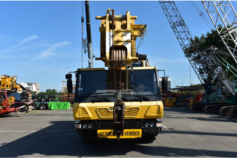 All terrain crane Grove GMK 3055