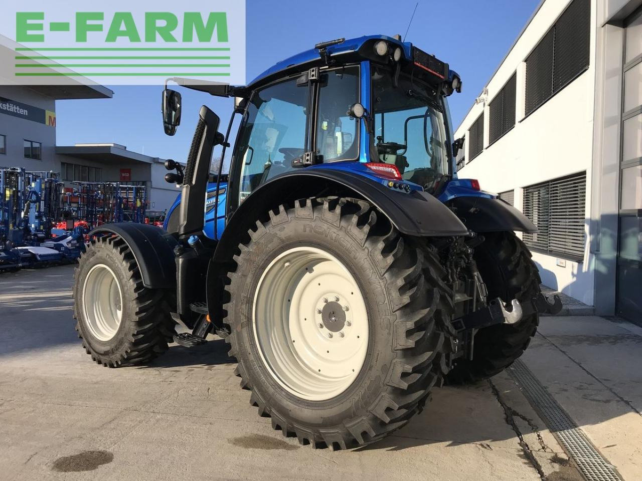 Farm tractor Valtra n175 versu