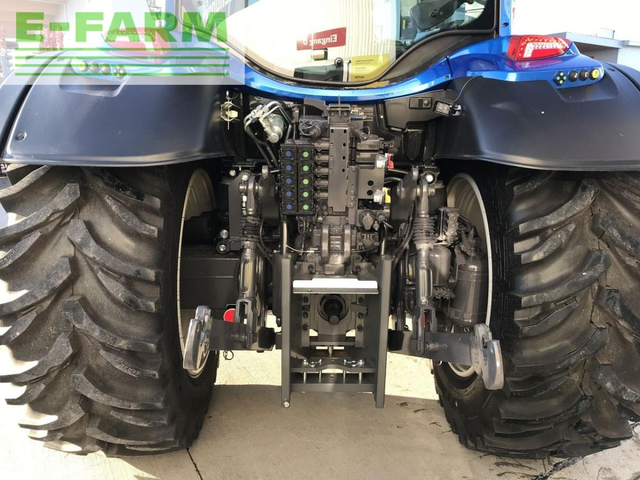 Farm tractor Valtra n175 versu