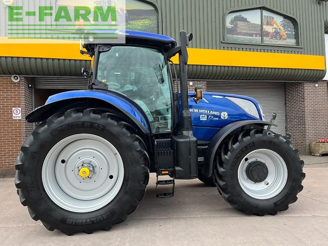 Farm tractor New Holland t7.225