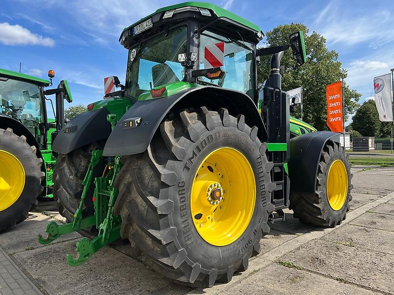 Farm tractor John Deere 8R410 eAutoPowr