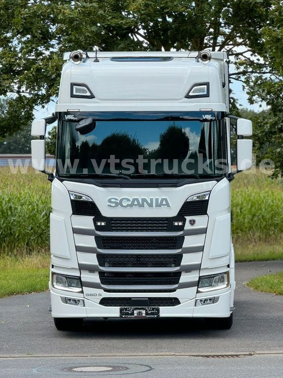 Tractor unit Scania S560 NEU Alu Felgen Leder Voll Luft Standklima